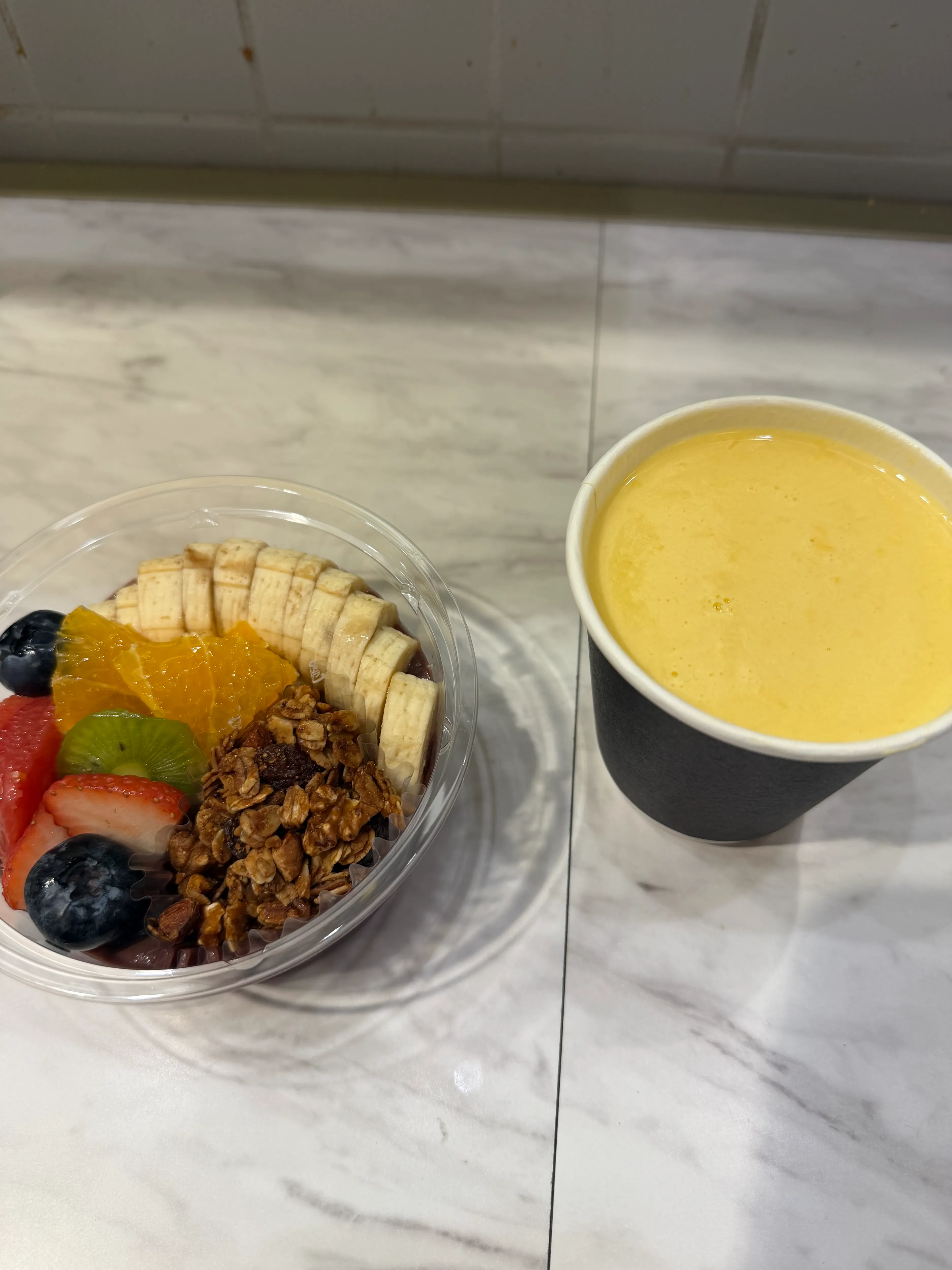 BUBBLESで人気のアサイーボウルとコラボドリンクの豆乳フルーツオレ