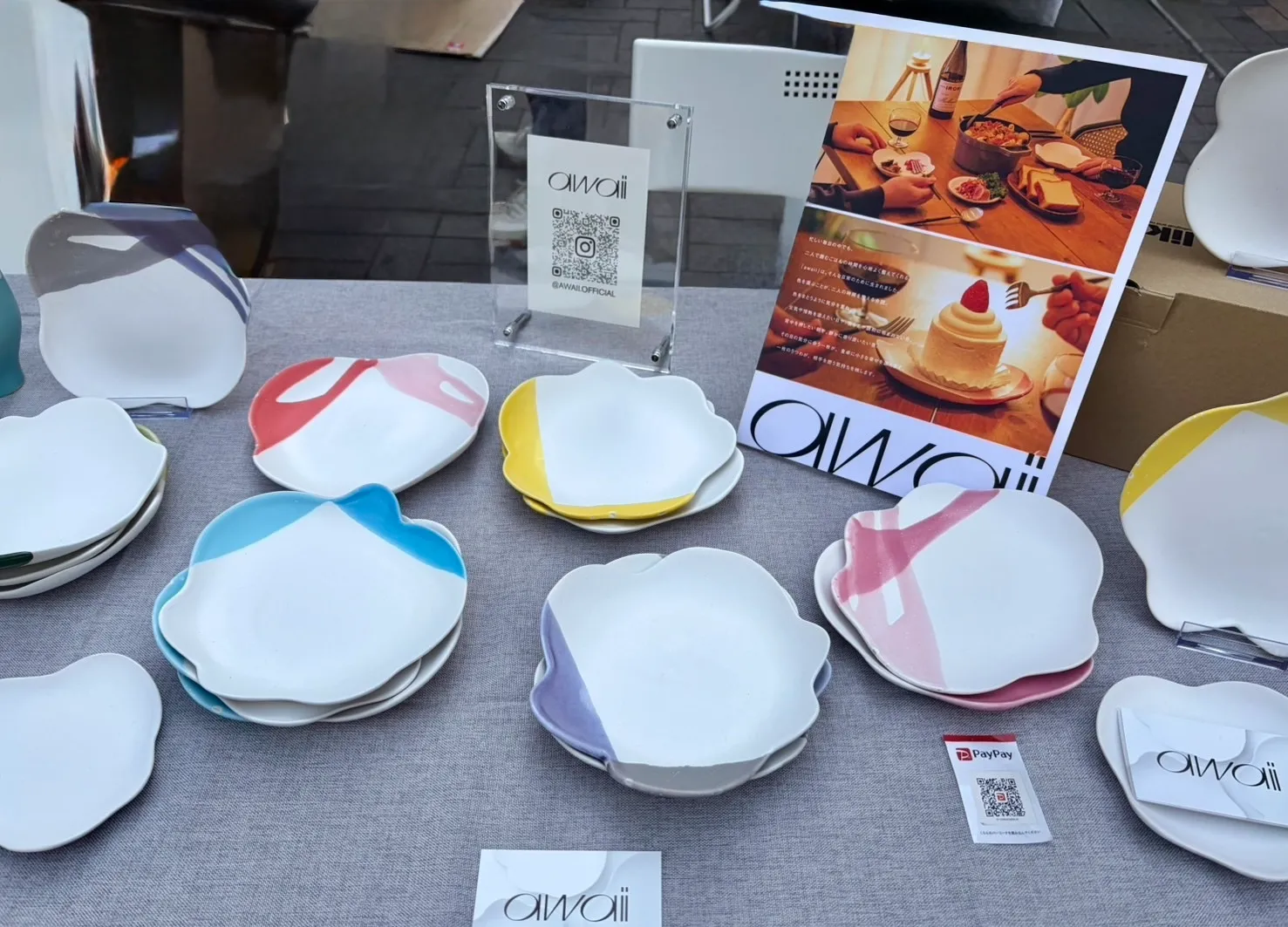 石川県金沢市の工芸ブランド「awaii」ショップブースには色とりどりのプレートが並びました。